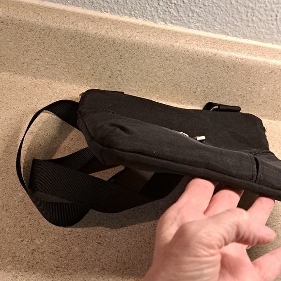 Baggallini Horizon Crossbody Bag - Picture 3 of 10